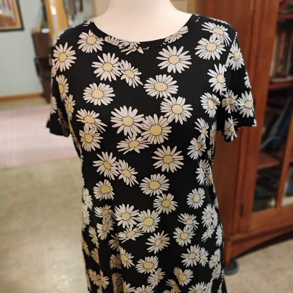 LulaRoe Women's Carly Dress!!! Soft T-shirt feel!!!! - Picture 2 of 3